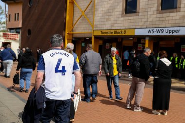 Taraftarlar Molineux 'ya Premier Lig karşılaşmasından önce Wolverhampton Wanderers ile Tottenham Hotspur' a karşı Molineux, Wolverhampton, İngiltere, 13 Nisan 2025 'de geldiler.