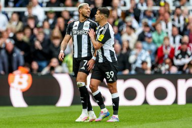 Newcastle United takımından Joelinton ve Bruno Guimaraes, 13 Nisan 2025 'te St. James' s Park, Newcastle 'da oynanan Premier League karşılaşmasında tepki verdiler.