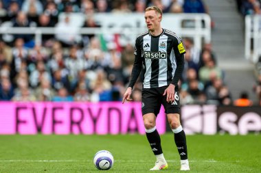 Newcastle United takımından Sean Longstaff, Premier League maçında topla koşuyor. Newcastle United, Manchester United 'a karşı. St. James' s Park, Newcastle, İngiltere, 13 Nisan 2025