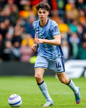 Tottenham Hotspur takımından Archie Gray, Premier League maçında Wolverhampton Wanderers 'a karşı Tottenham Hotspur, Molineux, Wolverhampton, Birleşik Krallık' ta 13 Nisan 2025 'te koşuyor.