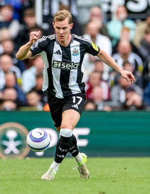 Newcastle United takımından Emil Krafth, Premier League maçında topu kontrol ediyor. Newcastle United, Manchester United 'a karşı. St. James' s Park, Newcastle, İngiltere, 13 Nisan 2025