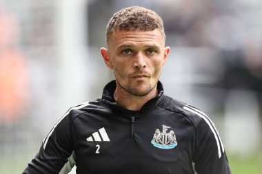 Newcastle United 'dan Kieran Trippier Premier League maçı sırasında maç öncesi ısınma oturumunda Newcastle United ile Manchester United St. James' s Park, Newcastle, İngiltere, 13 Nisan 2025
