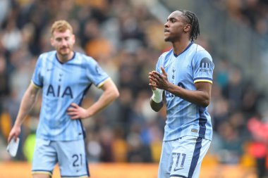Tottenham Hotspur 'dan Mathys Tel, 13 Nisan 2025' te İngiltere 'nin Molineux kentinde oynanan Premier League karşılaşması sonrasında Wolverhampton Wanderers Tottenham Hotspur' a karşı seyircileri alkışlıyor.