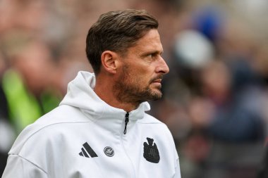 Newcastle United 'ın yardımcı antrenörü Jason Tindell, 13 Nisan 2025' te St. James 's Park, Newcastle' da oynanan Premier League maçı öncesinde Newcastle United ile Manchester United maçına bakıyor.