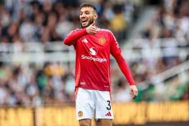 Manchester United takımından Noussair Mazraoui, 13 Nisan 2025 'te St. James' s Park, Newcastle 'da oynanan Premier League maçı sırasında takıma talimat verdi.