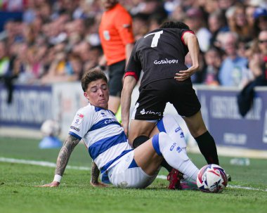 Queens Park Rangers takımından Harrison Ashby, 12 Nisan 2025 'te İngiltere' nin başkenti Londra 'daki Kiyan Prince Foundation Stadyumu' nda oynanan Queens Park Rangers - Bristol City maçında topu sahada kazanmaya çalışıyor.
