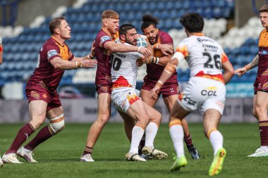 Julian Bousquet, Huddersfield Giants 'tan Jack Billington ve Matty English tarafından oynanan Betfred Süper Lig maçı sırasında John Smith Stadyumu' nda Huddersfield Giants 'a karşı Catalans Dragons, Huddersfield, Birleşik Krallık, 13 Nisan 2025
