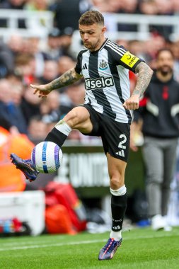 Newcastle United takımından Kieran Trippier, Premier League maçında topu kontrol ediyor. Newcastle United, Manchester United 'a karşı St. James' s Park, Newcastle, 13 Nisan 2025