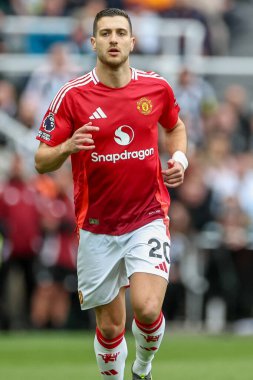 Manchester United takımından Diogo Dalot, 13 Nisan 2025 'te St. James' s Park, Newcastle, İngiltere 'de oynanan Premier League karşılaşmasında Manchester United ile karşı karşıya geldi.