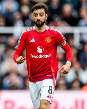 Manchester United takımından Bruno Fernandes 13 Nisan 2025 'te St. James' s Park, Newcastle, İngiltere 'de oynanan Premier League karşılaşmasında Manchester United ile karşı karşıya geldi.