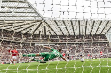 Manchester United takımından Alejandro Garnacho, 13 Nisan 2025 'te St. James' s Park, Newcastle, İngiltere 'de oynanan Premier League maçı Newcastle United maçında Nick Pope' u 1-1 yendi.