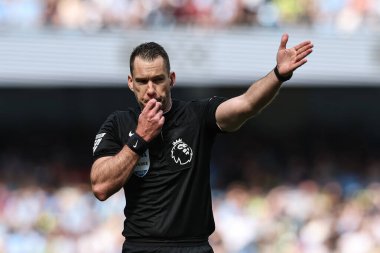 Hakem Jarred Gillet Premier Lig maçında düdüğü çaldı Manchester City, Etihad Stadyumu 'nda Crystal Palace' a karşı, 12 Nisan 2025