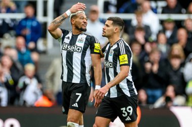 Newcastle United takımından Joelinton ve Bruno Guimaraes, 13 Nisan 2025 'te St. James' s Park, Newcastle 'da oynanan Premier League karşılaşmasında tepki verdiler.
