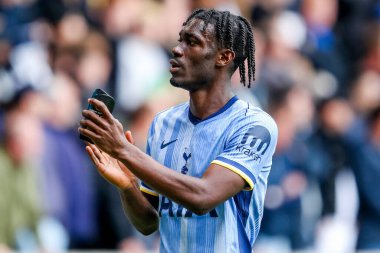 Tottenham Hotspur takımından Yves Bissouma, Premier League maçında Wolverhampton Wanderers, Tottenham Hotspur 'a karşı, Molineux, Wolverhampton, Birleşik Krallık' ta 13 Nisan 2025 'te oynanan maçta taraftarları kabul etti.