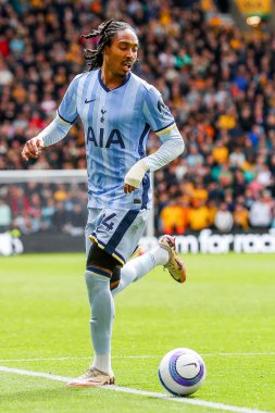 Tottenham Hotspur 'dan Djed Spence Premier Lig maçında Wolverhampton Wanderers ile Tottenham Hotspur arasında koşuyor. Molineux, Wolverhampton, Birleşik Krallık, 13 Nisan 2025