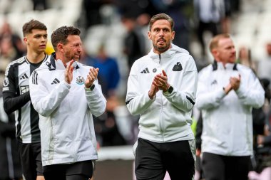 Newcastle United 'ın yardımcı antrenörü Jason Tindell, 13 Nisan 2025' te St. James 's Park, Newcastle, Birleşik Krallık' ta oynanan Premier League maçı sonrasında takımların kazandığı galibiyet sonrasında taraftarları takdir ediyor.