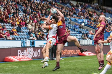 Huddersfield Giants takımının oyuncusu Sam Halsall, Betfred Süper Lig karşılaşmasında John Smith 'in Stadyumu, Huddersfield, Birleşik Krallık' ta oynanan Huddersfield-Catalans maçında yüksek topa atlıyor.