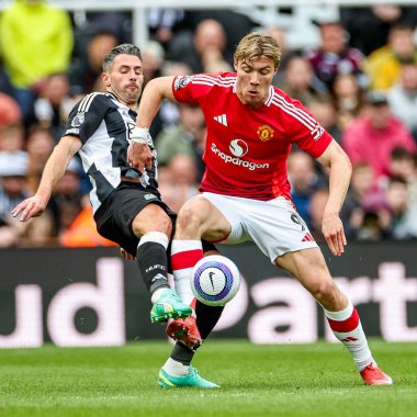 Manchester United takımından Rasmus Hjlund, Premier League maçında Newcastle United ile Manchester United arasındaki St. James 's Park, Newcastle, İngiltere' de 13 Nisan 2025 'de oynanan karşılaşmada Newcastle United' dan Fabian Schar 'ın baskısı altında.