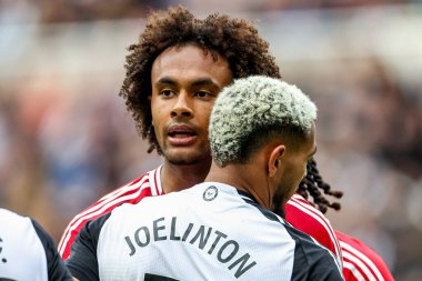 Newcastle United takımından Joelinton, Manchester United Premier Lig karşılaşmasında Manchester United 'a karşı St. James' s Park, Newcastle, İngiltere 'de 13 Nisan 2025 tarihinde Joshua Zirkzee ile kutuda mücadele etti.