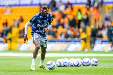 Tottenham Hotspur 'dan Pape Matar Sarr, Premier Lig karşılaşması öncesinde ısınıyor. Wolverhampton Wanderers, Tottenham Hotspur' a karşı Molineux, Wolverhampton, Birleşik Krallık, 13 Nisan 2025