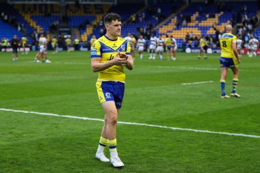 Warrington Wolves 'tan Josh Thewlis, 12 Nisan 2025' te İngiltere 'nin Warrington kentinde oynanan Betfred Süper Lig 7. Raundunda Warrington Wolves vs Hull FC maçının ardından ev sahibi taraftarları alkışlıyor.