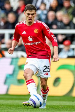 Manchester United takımından Manuel Ugarte, Premier League maçı Newcastle United 'ın Manchester United' a karşı St. James 's Park, Newcastle, İngiltere' de oynadığı 13 Nisan 2025 'te pas attı.