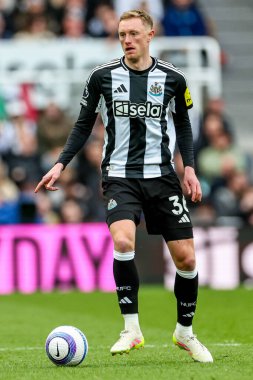 Newcastle United takımından Sean Longstaff, Premier League maçında topla koşuyor. Newcastle United, Manchester United 'a karşı. St. James' s Park, Newcastle, İngiltere, 13 Nisan 2025