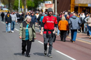 Taraftarlar Molineux 'ya Premier Lig karşılaşmasından önce Wolverhampton Wanderers ile Tottenham Hotspur' a karşı Molineux, Wolverhampton, İngiltere, 13 Nisan 2025 'de geldiler.