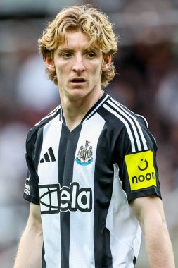 Newcastle United takımından Anthony Gordon, 13 Nisan 2025 'te St. James' s Park, Newcastle, İngiltere 'de oynanan Premier League maçında Newcastle United ile Manchester United maçını izliyor.