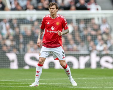 Manchester United takımından Victor Lindelf 13 Nisan 2025 'te St. James' s Park, Newcastle, İngiltere 'de oynanan Premier League maçında Newcastle United ile Manchester United maçını izliyor.