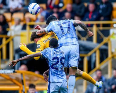 Wolverhampton Wanderers 'dan Jorgen Strand Larsen, Tottenham Hotspur' dan Cristian Romero ile birlikte Premier Lig maçında Wolverhampton Wanderers 'a karşı Tottenham Hotspur, Molineux, Wolverhampton, Birleşik Krallık' ta 13 Nisan 2025 'te atlıyor.