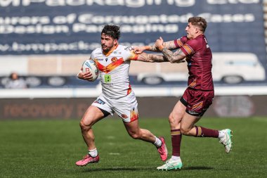 Katalan Ejderhaları 'ndan Arthur Romano, 13 Nisan 2025' te Birleşik Krallık 'ın Huddersfield Stadyumu' nda oynanan Betfred Süper Lig maçı Huddersfield Giants 'a karşı Catalans Dragons maçında topa vuruyor.