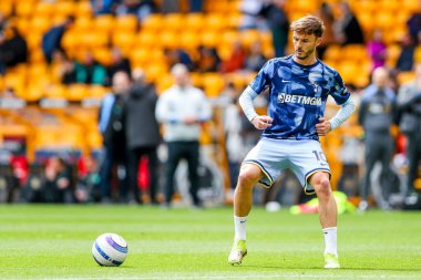 Tottenham Hotspur 'dan James Maddison, Premier League maçından önce ısınıyor Wolverhampton Wanderers Tottenham Hotspur' a karşı Molineux, Wolverhampton, Birleşik Krallık, 13 Nisan 2025