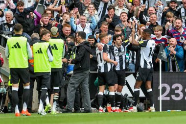 Newcastle United takımından Sandro Tonali, 13 Nisan 2025 'te St. James' s Park, Newcastle, İngiltere 'de oynanan Premier League maçı Newcastle United - Manchester United maçında takım arkadaşlarıyla yaptığı maçı 1-0 kazanarak kutluyor.