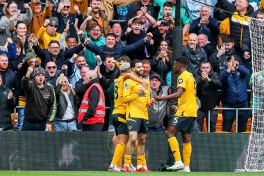 Wolverhampton Wanderers takımından Jorgen Strand Larsen, 13 Nisan 2025 'te Wolverhampton Wanderers ile Tottenham Hotspur arasında oynanan Premier League maçında takım arkadaşlarıyla yaptığı maçı 3-1 kazanarak kutluyor.