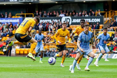 Wolverhampton Wanderers takımından Pablo Sarabia, Premier League maçında Wolverhampton Wanderers Tottenham Hotspur 'a karşı Molineux, Wolverhampton, Birleşik Krallık' ta 13 Nisan 2025 'te oynanan maçta topa liderlik ediyor.