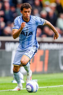 Tottenham Hotspur 'dan Brennan Johnson, Premier League maçında Wolverhampton Wanderers' a karşı Tottenham Hotspur, Molineux, Wolverhampton, Birleşik Krallık 'ta 13 Nisan 2025' te top sürüyor.