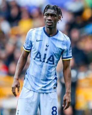 Tottenham Hotspur takımından Yves Bissouma, Premier League maçında Wolverhampton Wanderers 'a karşı Tottenham Hotspur, Molineux, Wolverhampton, Birleşik Krallık' ta 13 Nisan 2025 'te