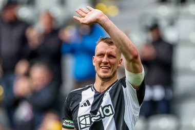 Newcastle United 'dan Dan Burn, Premier League maçı Newcastle United' ın Manchester United 'a karşı St. James' s Park, Newcastle, Birleşik Krallık 'ta 13 Nisan 2025' de kazandığı galibiyet sonrasında taraftarları kabul ediyor.