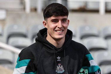 Newcastle United takımından Tino Livramento, Premier League maçı sırasında Manchester United 'a karşı St. James' s Park, Newcastle, Birleşik Krallık, 13 Nisan 2025 'de geldi.