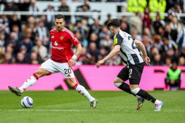 Manchester United takımından Diogo Dalot, Newcastle United ile Manchester United arasında oynanan Premier League karşılaşmasında Newcastle United 'dan Tino Livramento' nun baskısı altında.