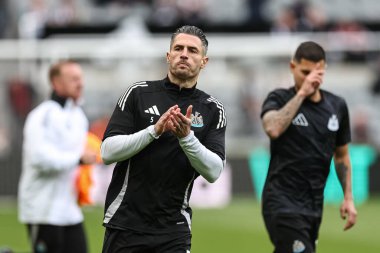 Newcastle United takımından Fabian Schr, Premier League karşılaşmasında maç öncesi ısınma oturumunda Newcastle United ile Manchester United, St. James 's Park, Newcastle, İngiltere, 13 Nisan 2025
