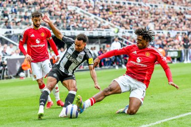 Newcastle United 'dan Jacob Murphy Manchester United' dan Patrick Dorgu ile Premier Lig maçı Newcastle United 'a karşı St. James' s Park, Newcastle, İngiltere 'de 13 Nisan 2025' de mücadele etti.