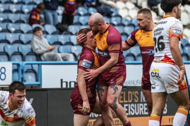 Huddersfield Giants takımından Sam Halsall, 13 Nisan 2025 'te John Smith Stadyumu' nda oynanan Betfred Süper Lig karşılaşmasında Huddersfield Giants ve Catalans Dragons maçını kutluyor.