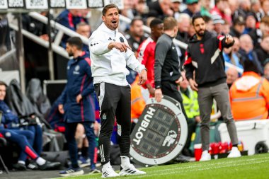 Newcastle United 'ın yardımcı antrenörü Jason Tindell takım talimatlarını Premier League maçında verir. Newcastle United, Manchester United' a karşı St. James 's Park, Newcastle, İngiltere, 13 Nisan 2025