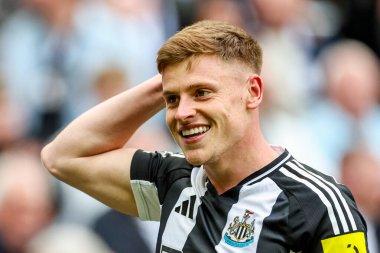 Newcastle United takımından Harvey Barnes, 13 Nisan 2025 'te St. James' s Park, Newcastle, İngiltere 'de oynanan Premier League maçı Newcastle United - Manchester United maçında 2-1 kazanma hedefini kutluyor.