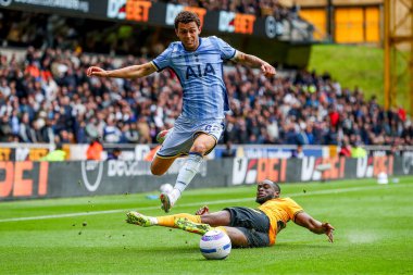 Tottenham Hotspur 'dan Brennan Johnson, Wolverhampton Wanderers' ın Tottenham Hotspur 'a karşı oynadığı Premier League maçında Toti of Wolverhampton Wanderers' a meydan okudu.