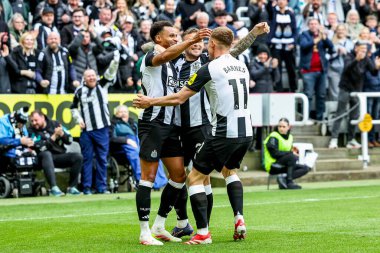 Newcastle United takımından Harvey Barnes, 13 Nisan 2025 'te St. James' s Park, Newcastle, İngiltere 'de oynanan Premier League maçı Newcastle United - Manchester United maçında takım arkadaşlarıyla yaptığı maçı kutluyor.