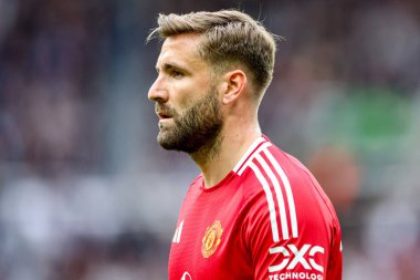Manchester United takımından Luke Shaw 13 Nisan 2025 'te St. James' s Park, Newcastle, İngiltere 'de oynanan Premier League karşılaşmasında Newcastle United ile Manchester United' ı izliyor.