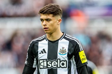Newcastle United takımından Lewis Miley, 13 Nisan 2025 'te St. James' s Park, Newcastle, İngiltere 'de oynanan Premier League maçı sırasında izlemektedir.